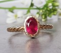 Ręcznie Robiony Pierścionek z Owalnym Rubinem, Szyną Twist i Sercem na Zaręczyny w Złocie pr. 585 i 750