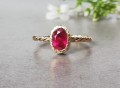 Ręcznie Robiony Pierścionek z Owalnym Rubinem, Szyną Twist i Sercem na Zaręczyny w Złocie pr. 585 i 750