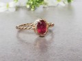 Ręcznie Robiony Pierścionek z Owalnym Rubinem, Szyną Twist i Sercem na Zaręczyny w Złocie pr. 585 i 750