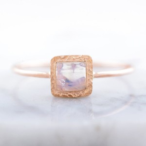 PIERŚCIONEK Z KAMIENIEM KSIĘŻYCOWYM KWADRATOWY