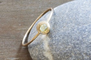 ZŁOTY PIERŚCIONEK Z ZIELONYM PERIDOTEM