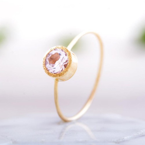 Minimalistyczny pierścionek zaręczynowy z  morganitem i sercem żółte złoto pr 585