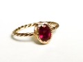 Ręcznie Robiony Pierścionek z Owalnym Rubinem, Szyną Twist i Sercem na Zaręczyny w Złocie pr. 585 i 750