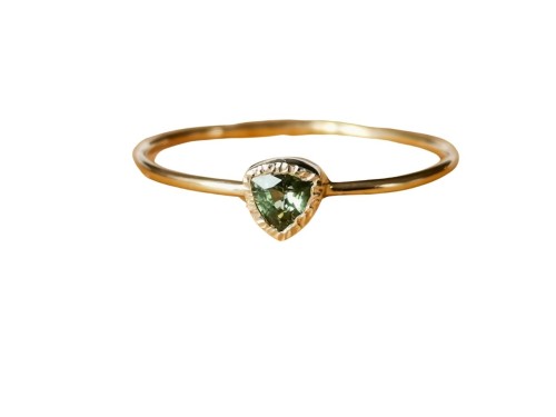 Zielony Błysk – delikatny pierścionek z trójkątnym szafirem
