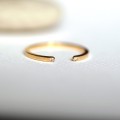 Minimalistyczny pierścionek obrączka z diamentami 0,01ct – złoto 585 żółte, białe lub różowe | Ręcznie robiony