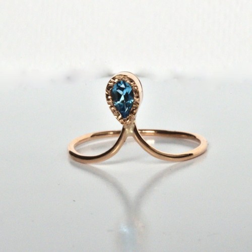 Pierścionek z  niebieskim topazem w złocie pr. 585- Chevron robiony ręcznie