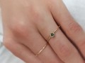 Zielony Błysk – delikatny pierścionek z trójkątnym szafirem