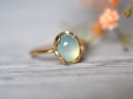 TYLKO JEDEN- Pierścionek Lagoonique z Miętowym Chalcedonitem Kaboszonem i Złotą Oprawą w Formie Fali
