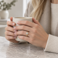 Livia Halo – ręcznie robiony pierścionek zaręczynowy z diamentem laboratoryjnym i diamentową aureolą  (9).png