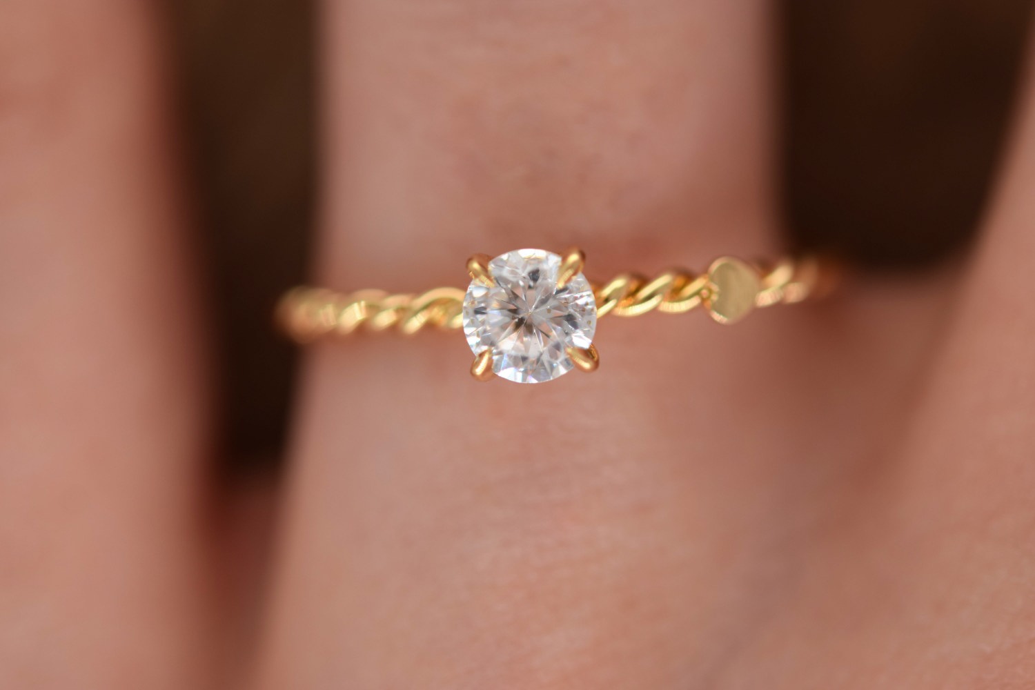 Pierścionek zaręczynowy solitaire – dlaczego to najczęstszy wybór pierścionków zaręczynowych.