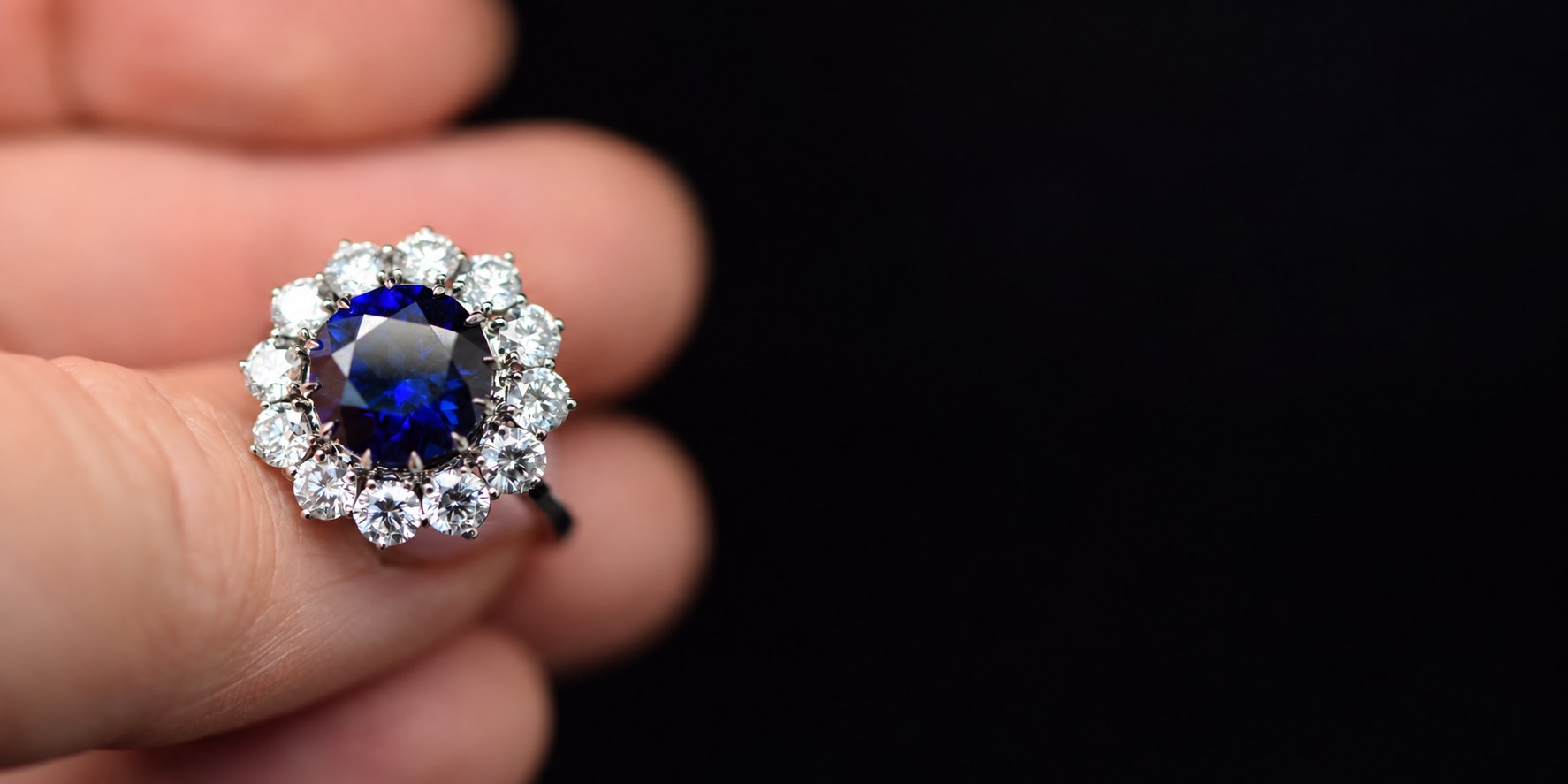 Pierścionek inspirowany księżną Dianą – szafir 4,15 ct i diamenty klienta